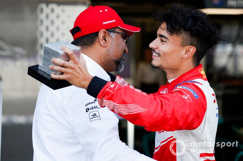Pascal Wehrlein, Mahindra Racing hugs team boss Dilbagh Gill, CEO and Team Principal, Mahindra Racing