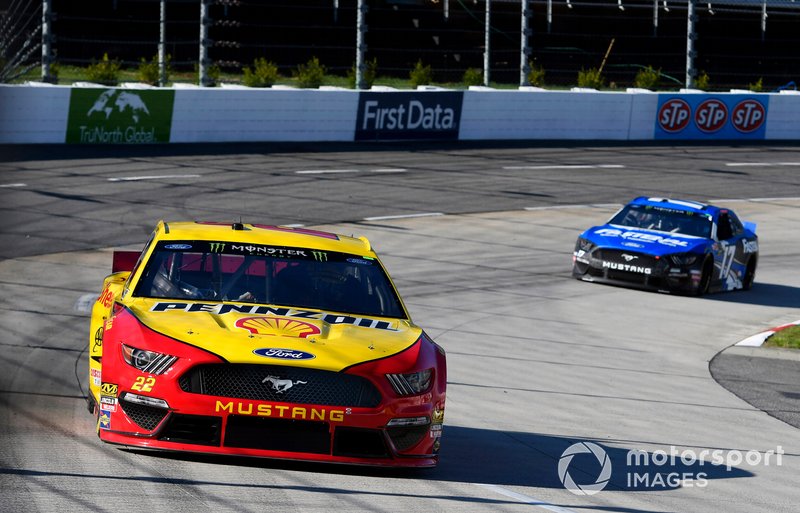 Joey Logano, Team Penske, Ford Mustang Shell Pennzoil and Ricky Stenhouse Jr., Roush Fenway Racing, Ford Mustang Fastenal