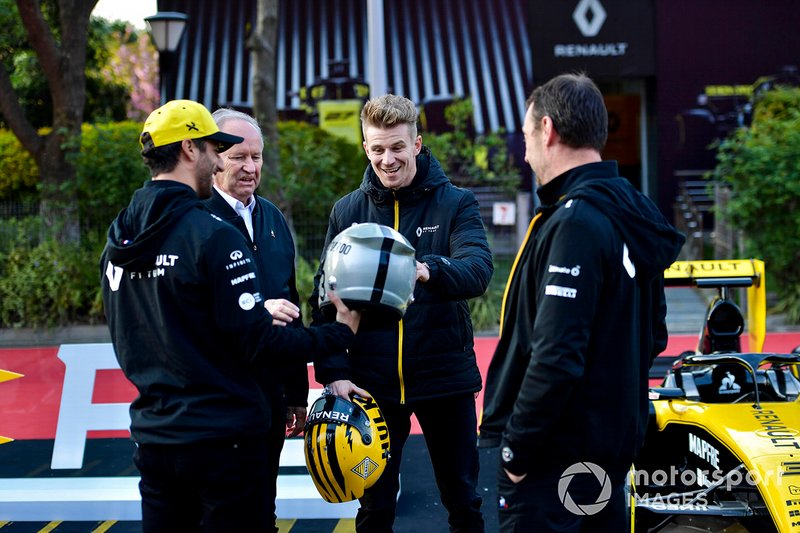 Daniel Ricciardo, Renault F1 Team, et Nico Hulkenberg, Renault F1 Team, regardent leurs casques