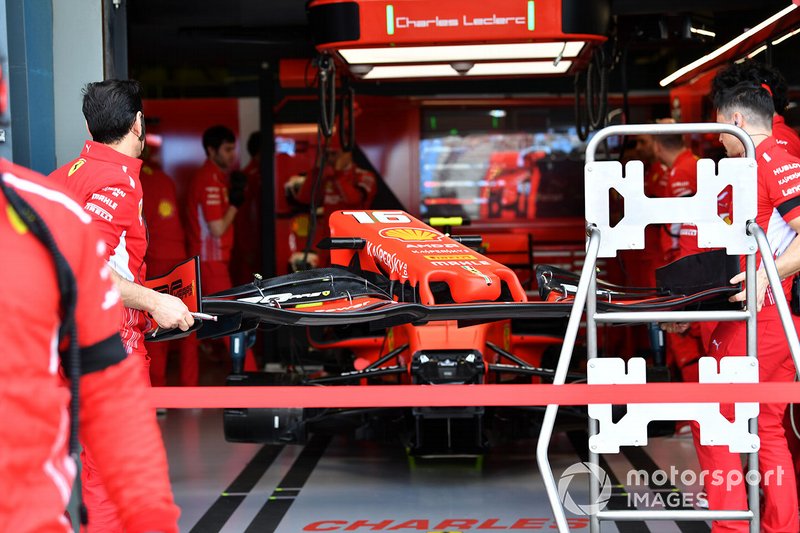 Meccanici spostano un'ala anteriore per la Ferrari SF90