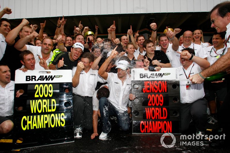 Rubens Barrichello, Brawn GP, Jenson Button, Brawn GP, Ross Brawn, Team Principal, Brawn GP, et l'équipe Brawn GP team célèbrent le championnat du monde.