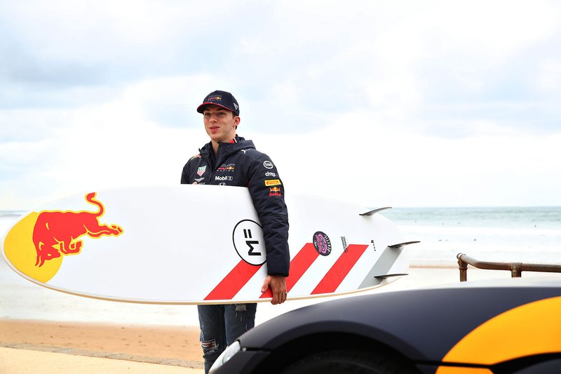 Pierre Gasly, Red Bull Racing surfeando con la leyenda del surf Mick Fanning