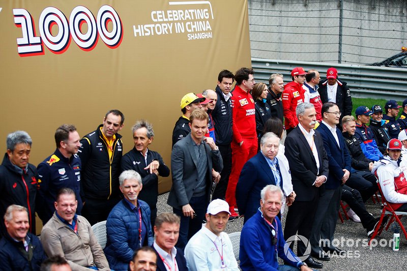 Team members, current and former F1 drivers gathered for the F1 1000 photo call