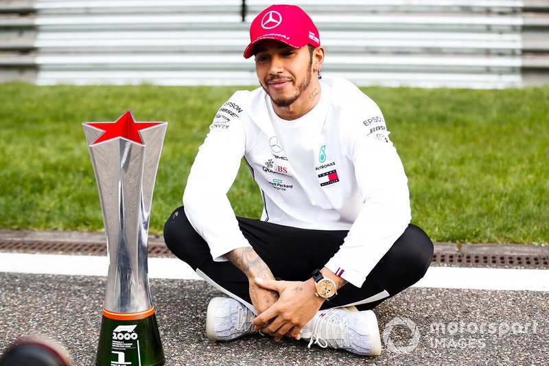 Lewis Hamilton, Mercedes AMG F1, celebra con el trofeo