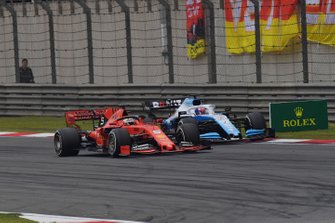 Sebastian Vettel, Ferrari SF90, voor George Russell, Williams Racing FW42