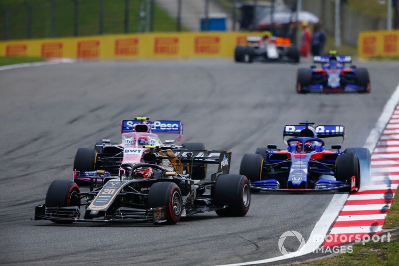 Kevin Magnussen, Haas F1 Team VF-19, precede Lance Stroll, Racing Point RP19, e Daniil Kvyat, Toro Rosso STR14