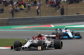 Antonio Giovinazzi, Alfa Romeo Racing C38, voor Robert Kubica, Williams FW42