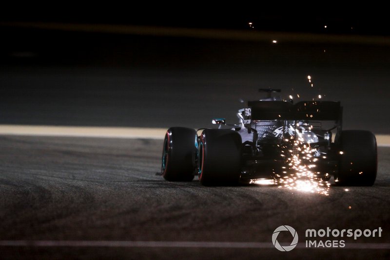 Las chispas vuelan desde la parte trasera del coche de Lewis Hamilton, Mercedes AMG F1 W10
