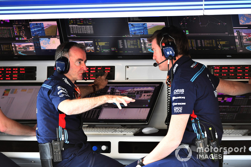 Paddy Lowe, azionista e direttore tecnico, Williams, eRob Smedley, Responsabile della performance del veicolo, Williams, al muretto box