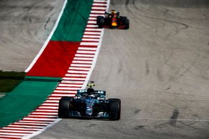Valtteri Bottas, Mercedes AMG F1 W09 EQ Power+, leads Daniel Ricciardo, Red Bull Racing RB14
