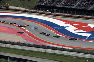 Lance Stroll, Williams FW41 and Fernando Alonso, McLaren MCL33 clash on lap one 