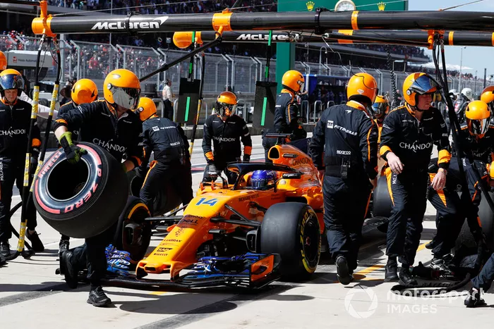 Fernando Alonso, McLaren MCL33, se retira de la carrera