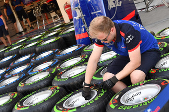 Scuderia Toro Rosso mechanic and Pirelli tyres