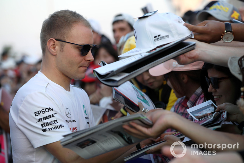 Valtteri Bottas, Mercedes AMG F1 signs autographs for the fans