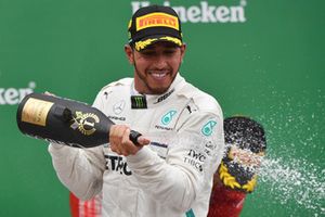 Lewis Hamilton, Mercedes AMG F1 fête sa victoire sur le podium avec du champagne 