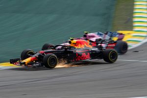 Il leader della corsa Max Verstappen, Red Bull Racing RB14 viene colpito dal doppiato Esteban Ocon, Racing Point Force India VJM11