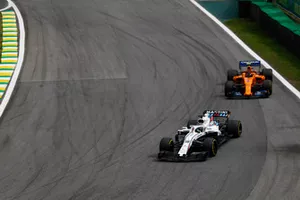Lance Stroll, Williams FW41, voor Stoffel Vandoorne, McLaren MCL33