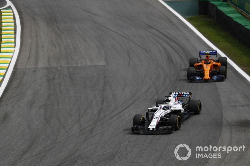 Lance Stroll, Williams FW41, precede Stoffel Vandoorne, McLaren MCL33