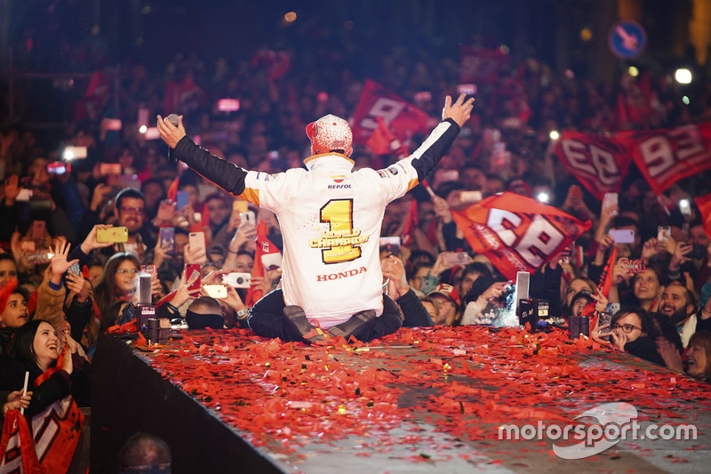 Juara dunia 2018, Marc Marquez, merayakan gelar di Cervera