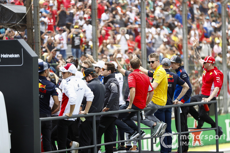 The drivers' parade. L-R: Daniel Ricciardo, Red Bull Racing, Marcus Ericsson, Sauber, Fernando Alonso, McLaren, Sergey Sirotkin, Williams Racing. Stoffel Vandoorne, McLaren, Pierre Gasly, Toro Rosso, Charles Leclerc, Sauber, Sebastian Vettel, Ferrari, Nico Hulkenberg, Renault Sport F1 Team, Max Verstappen, Red Bull Racing, Brendon Hartley, Toro Rosso, and Kimi Raikkonen, Ferrari.
