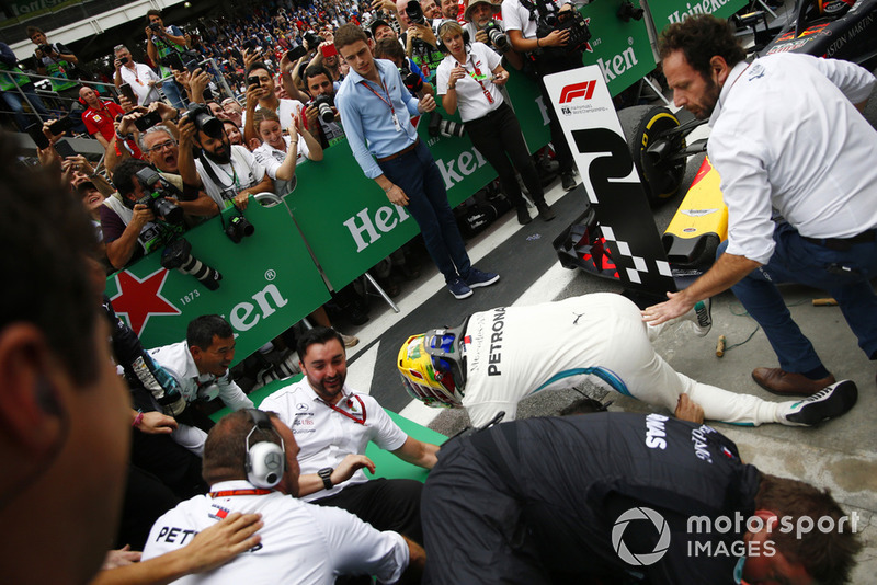 Lewis Hamilton, Mercedes AMG F1 fait tomber des barrières en fêtant sa victoire dans le Parc Fermé