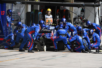 Pierre Gasly, Toro Rosso STR13 pit stop