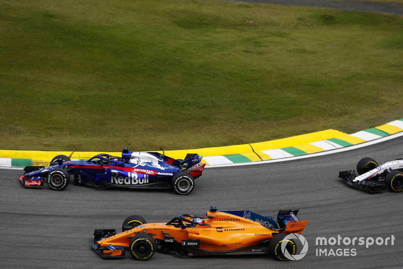 Brendon Hartley, Toro Rosso STR13, Fernando Alonso, McLaren MCL33.