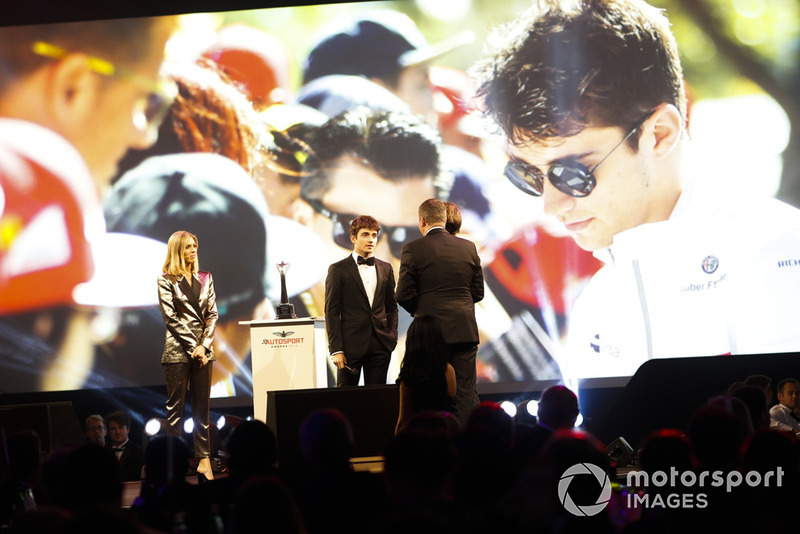 Il vincitore del "Rookie of the Year award", Charles Leclerc, sul palco