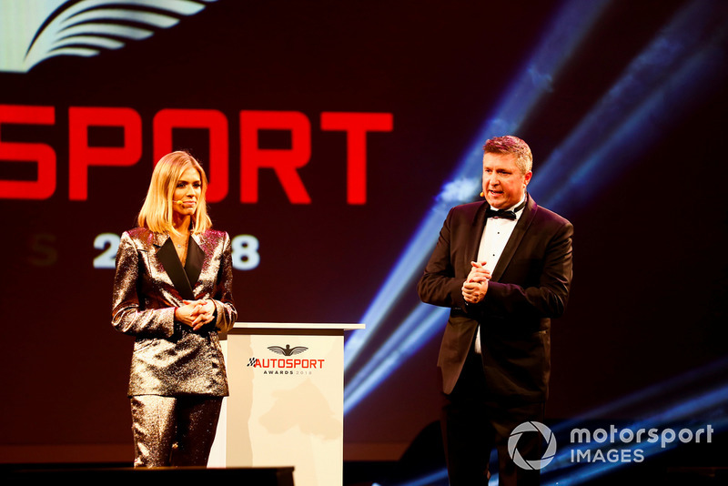 I presentatori Nicki Shields e David Croft, sul palco
