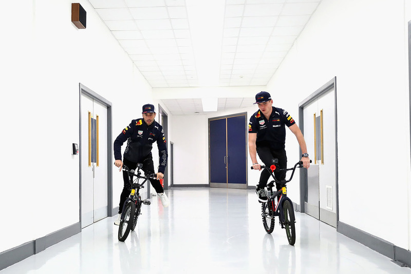 Max Verstappen, Red Bull Racing e Daniel Ricciardo, Red Bull Racing, in bici