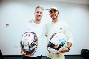 Lewis Hamilton, Mercedes AMG F1 W09, et Sebastian Vettel, Ferrari, échangent leurs casques