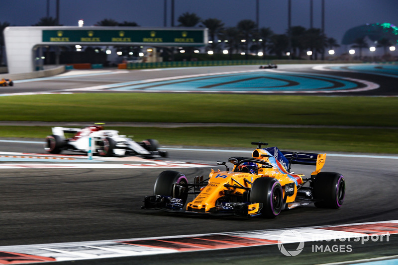 Fernando Alonso, McLaren MCL33 leads Charles Leclerc, Sauber C37