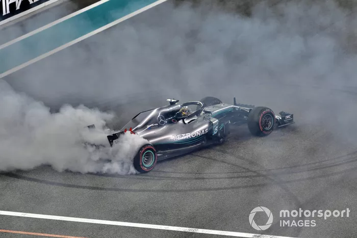 Lewis Hamilton, Mercedes AMG F1 W09 EQ Power+ donuts al final