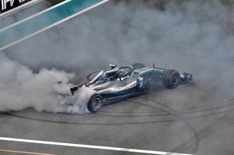 Lewis Hamilton, Mercedes AMG F1 W09 EQ Power+ donuts at the end of the race