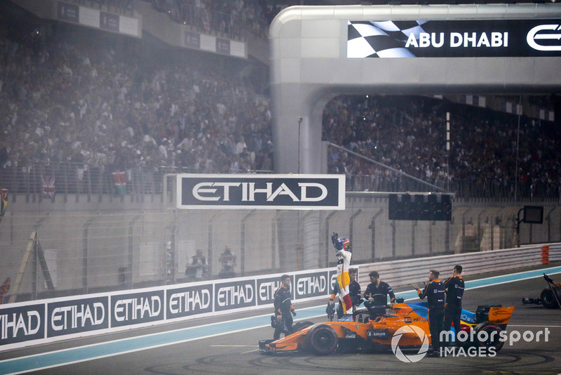Fernando Alonso, McLaren MCL33, saluta i tifosi al termine della sua ultima gara in F1