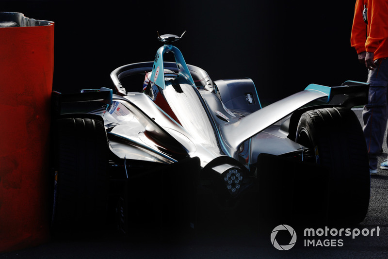 Gary Paffett, HWA Racelab, VFE-05, stops on track.