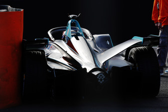 Gary Paffett, HWA Racelab, VFE-05, s'arrête en piste