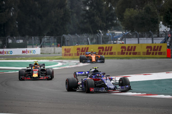 Pierre Gasly, Scuderia Toro Rosso STR13, Max Verstappen, Red Bull Racing RB14 lotta con Stoffel Vandoorne, McLaren MCL33