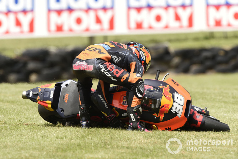 Bradley Smith, Red Bull KTM Factory Racing, terjatuh