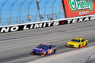 Denny Hamlin, Joe Gibbs Racing, Toyota Camry FedEx Office and Michael McDowell, Front Row Motorsports, Ford Fusion Love's/ Luber Finer