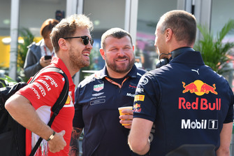 Sebastian Vettel, Ferrari talks with Red Bull Racing mechanics