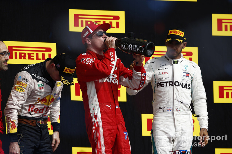 Kimi Raikkonen, Ferrari, merayakan kemenangan di podium