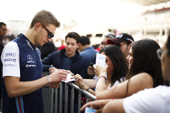 Sergey Sirotkin, Williams Racing, signs an autograph