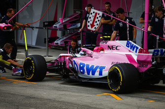 Esteban Ocon, Racing Point Force India VJM11, dans les stands