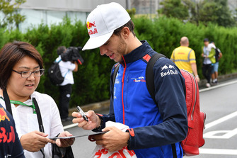 Pierre Gasly, Scuderia Toro Rosso signs autographs for the fans