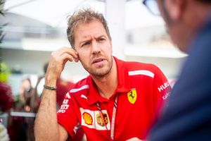 Sebastian Vettel, Ferrari y Roberto Chinchero, Motorsport.com