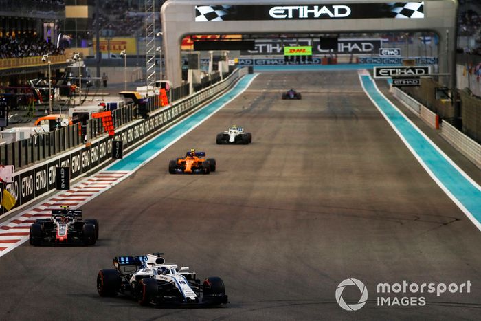 Lance Stroll, Williams FW41, leads Kevin Magnussen, Haas F1 Team VF-18, Stoffel Vandoorne, McLaren MCL33, and Sergey Sirotkin, Williams FW41