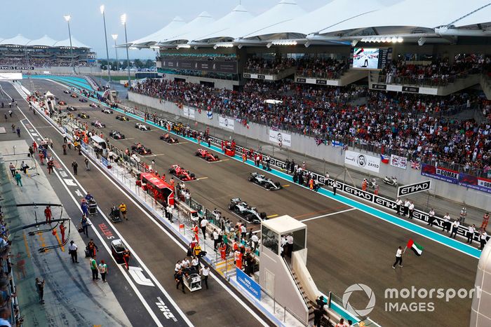 Will Smith ondea la bandera de los Emiratos Árabes Unidos antes del inicio de la carrera