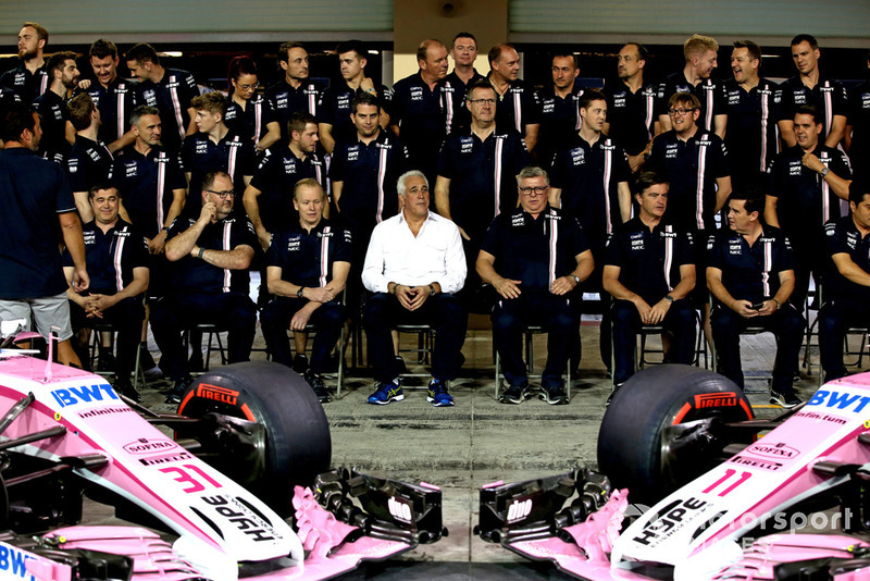 Lawrence Stroll, propietario del equipo Racing Point Force India F1 y Otmar Szafnauer, director del equipo Racing Point Force India Racing durante la foto del equipo Point Force India F1