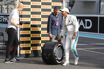 Lewis Hamilton, Mercedes AMG F1 is presented with the Pirelli Pole Position award